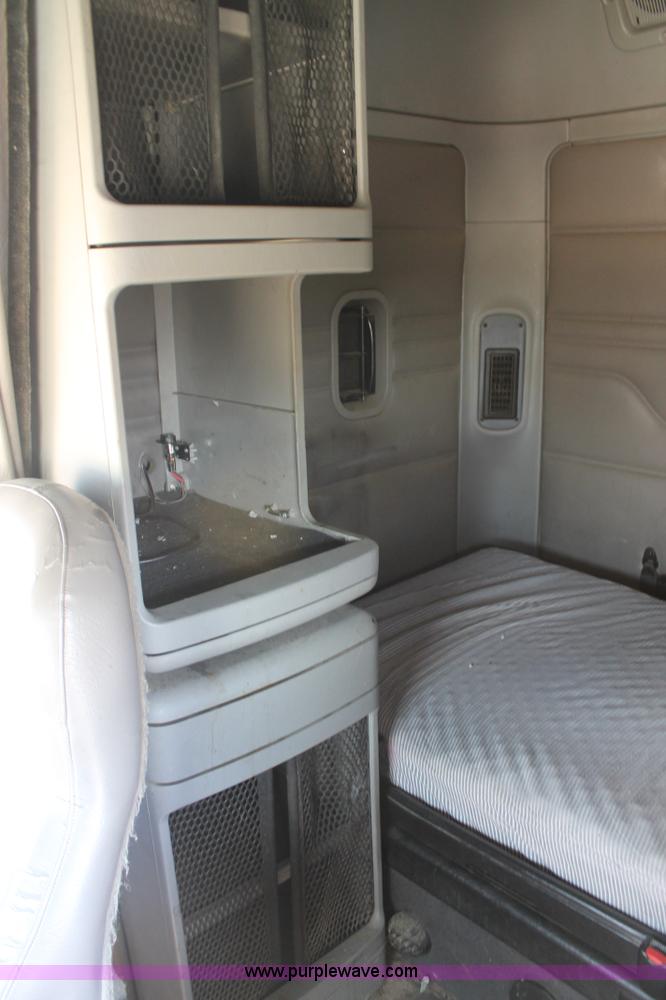 image for item J1441 2005 Freightliner Columbia semi truck