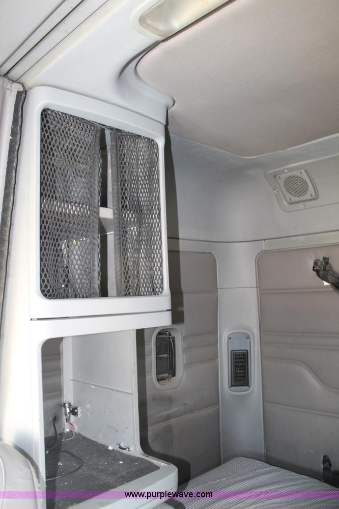 image for item J1441 2005 Freightliner Columbia semi truck