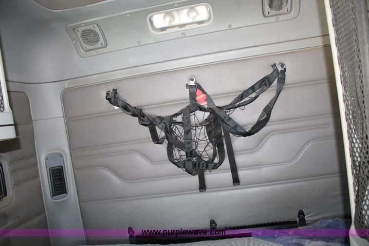 image for item J1441 2005 Freightliner Columbia semi truck