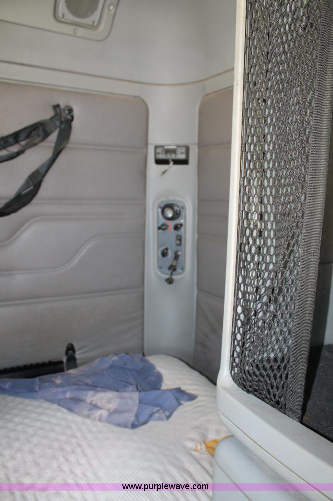 image for item J1441 2005 Freightliner Columbia semi truck