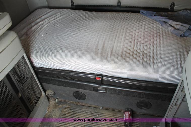 image for item J1441 2005 Freightliner Columbia semi truck