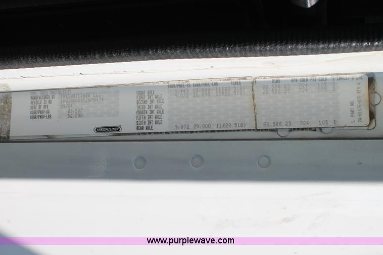 image for item J1441 2005 Freightliner Columbia semi truck