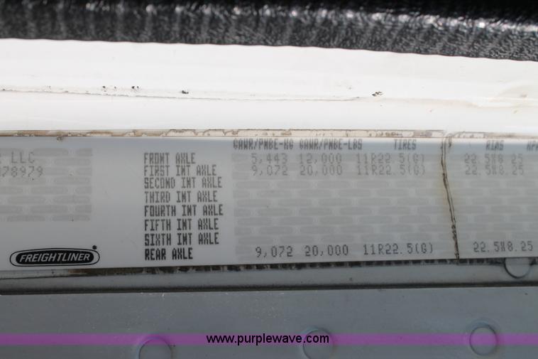 image for item J1441 2005 Freightliner Columbia semi truck