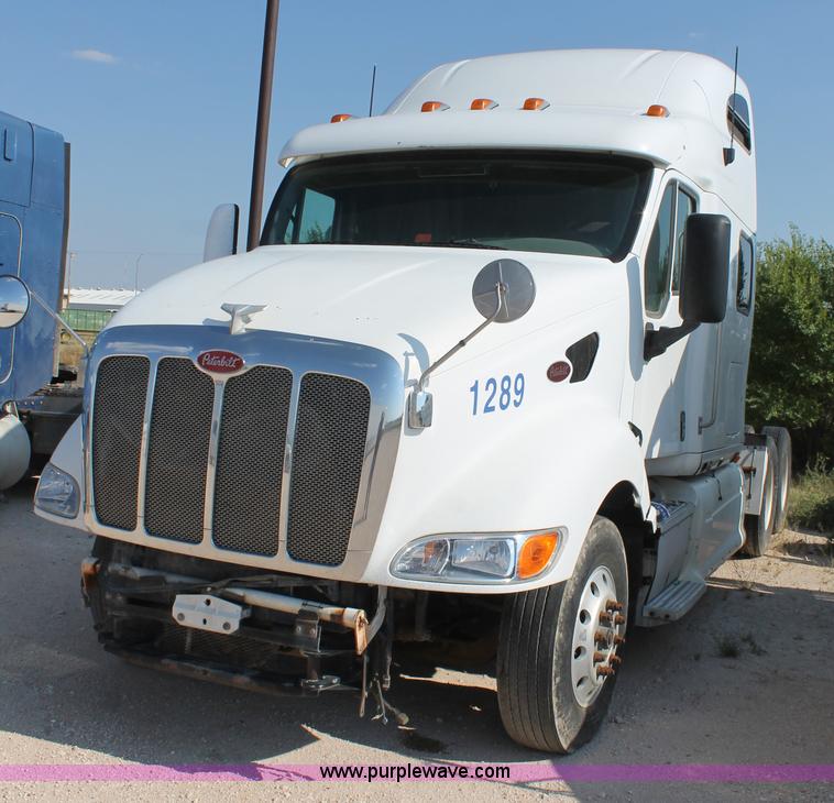 image for item J1443 2001 Peterbilt 387 semi truck