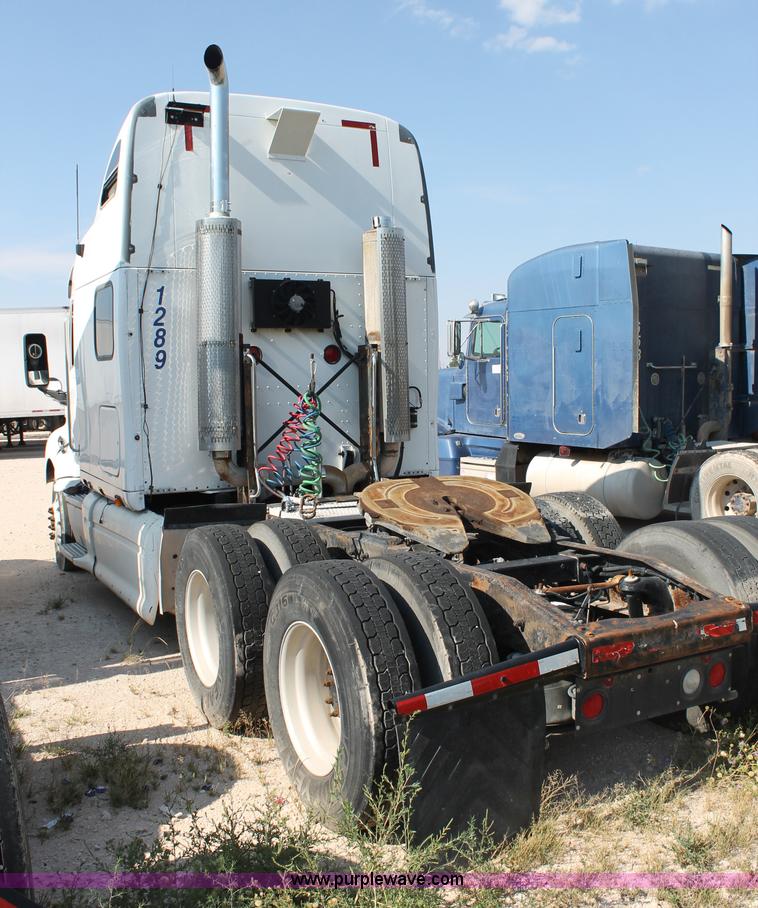 image for item J1443 2001 Peterbilt 387 semi truck