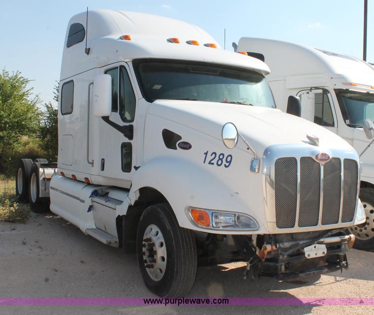 image for item J1443 2001 Peterbilt 387 semi truck