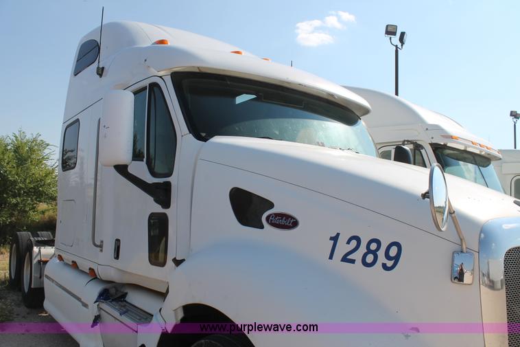 image for item J1443 2001 Peterbilt 387 semi truck