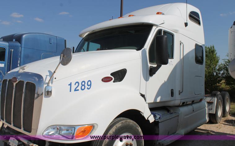 image for item J1443 2001 Peterbilt 387 semi truck