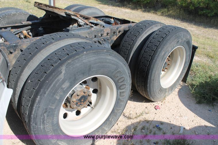 image for item J1443 2001 Peterbilt 387 semi truck