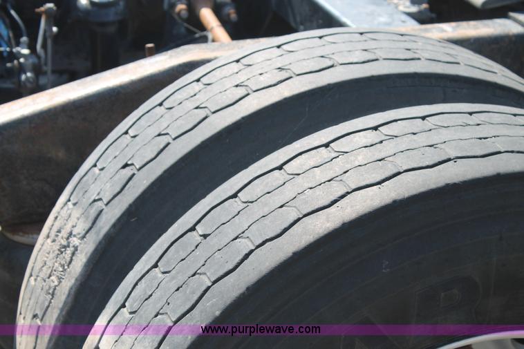 image for item J1443 2001 Peterbilt 387 semi truck