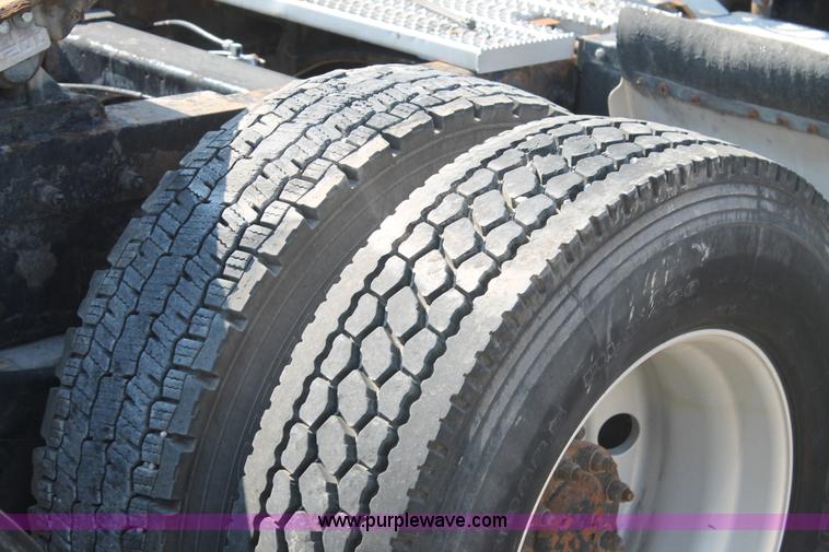 image for item J1443 2001 Peterbilt 387 semi truck