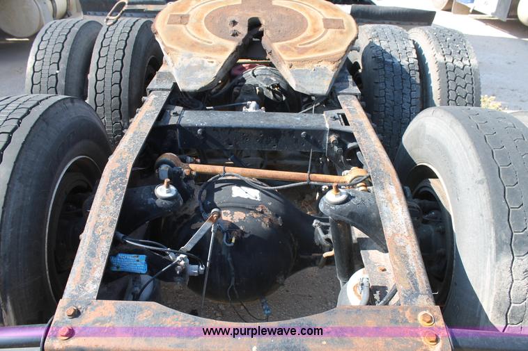 image for item J1443 2001 Peterbilt 387 semi truck