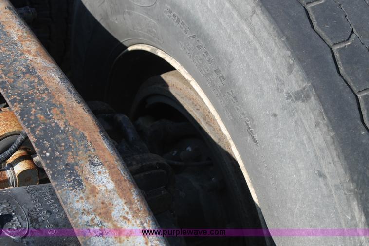 image for item J1443 2001 Peterbilt 387 semi truck