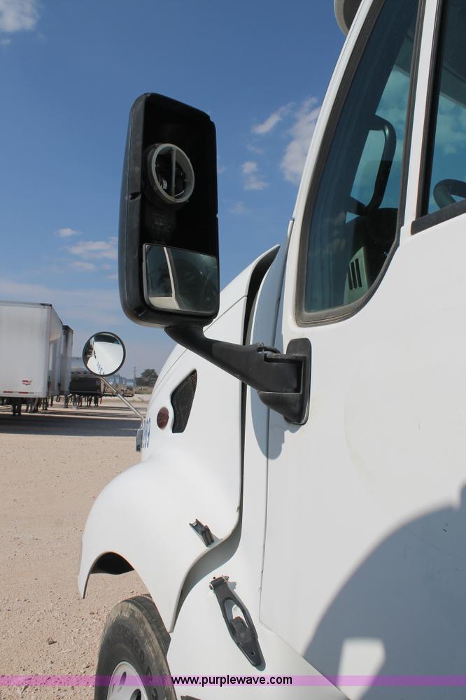 image for item J1443 2001 Peterbilt 387 semi truck