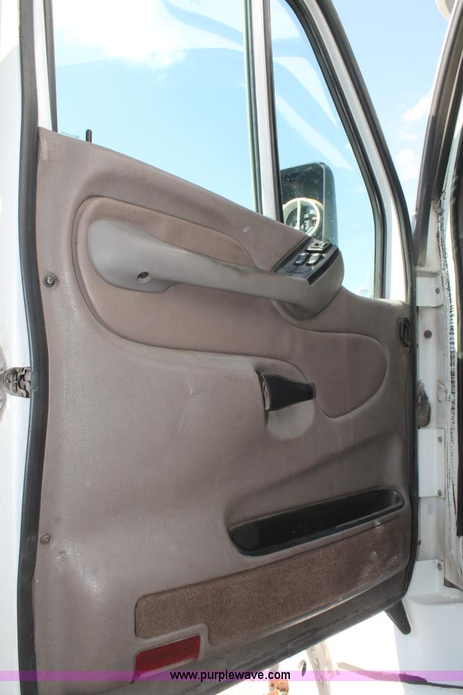 image for item J1443 2001 Peterbilt 387 semi truck