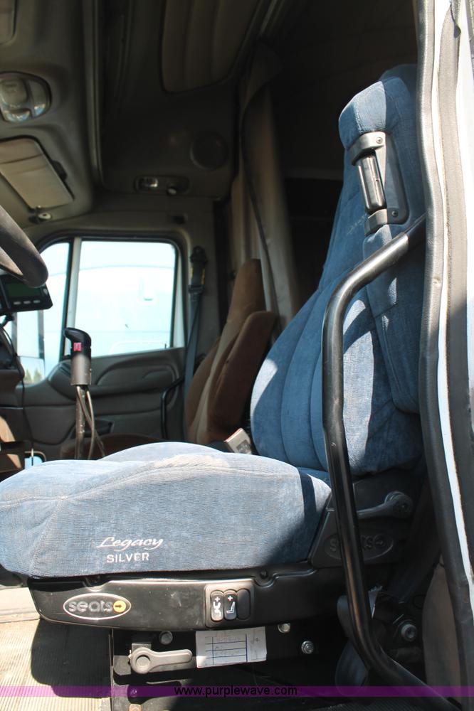 image for item J1443 2001 Peterbilt 387 semi truck