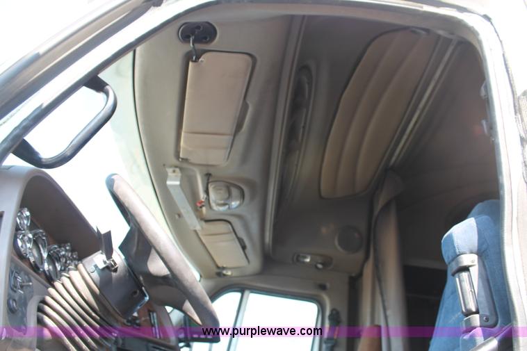 image for item J1443 2001 Peterbilt 387 semi truck