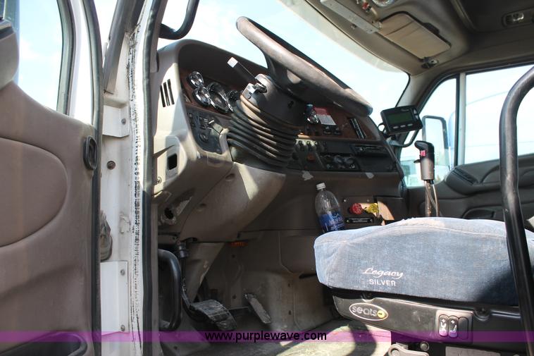 image for item J1443 2001 Peterbilt 387 semi truck