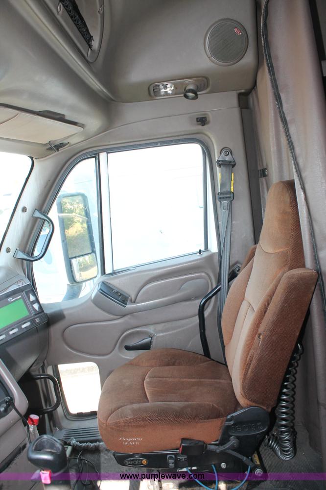 image for item J1443 2001 Peterbilt 387 semi truck