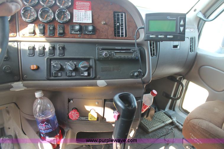 image for item J1443 2001 Peterbilt 387 semi truck