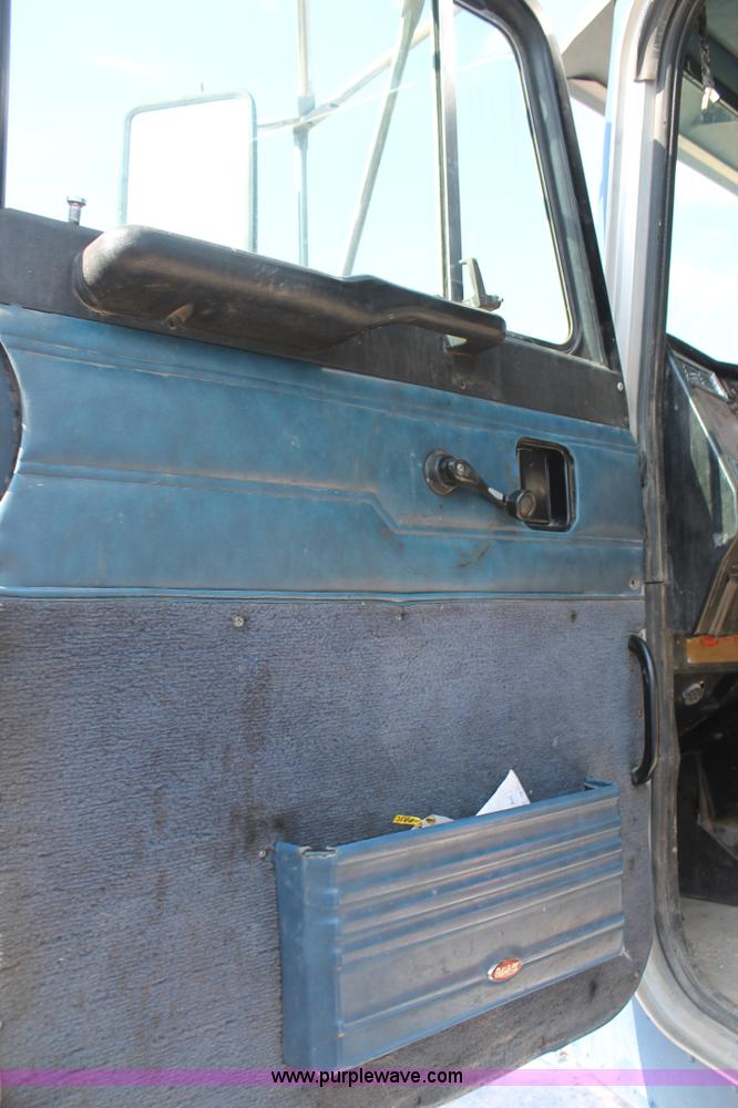 image for item J1444 1998 Peterbilt 377 semi truck