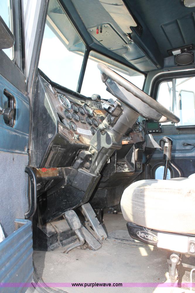 image for item J1444 1998 Peterbilt 377 semi truck