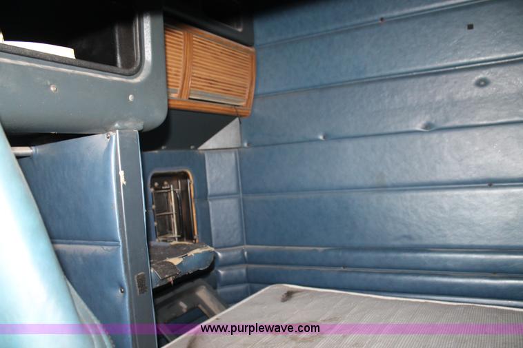 image for item J1444 1998 Peterbilt 377 semi truck