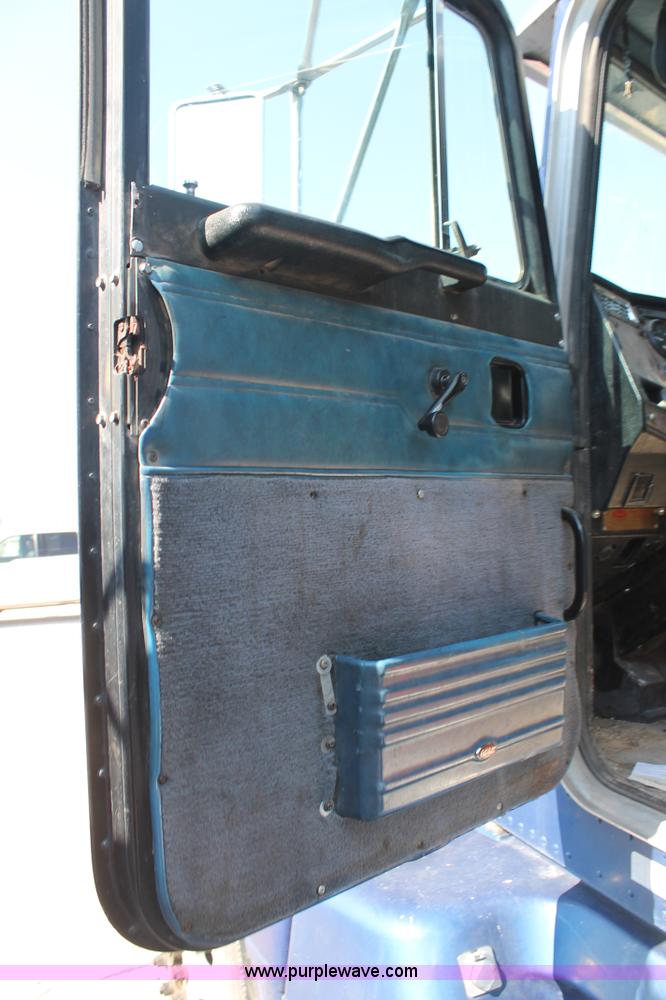 image for item J1445 1998 Peterbilt 377 semi truck