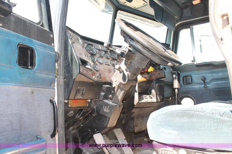 image for item J1445 1998 Peterbilt 377 semi truck