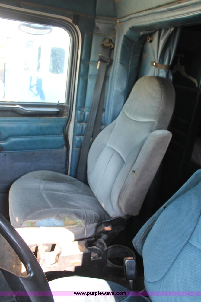 image for item J1445 1998 Peterbilt 377 semi truck