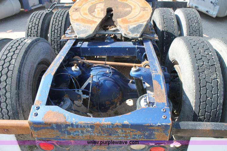 image for item J1446 1999 Peterbilt 377 semi truck