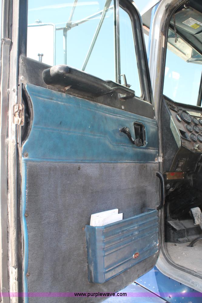 image for item J1446 1999 Peterbilt 377 semi truck