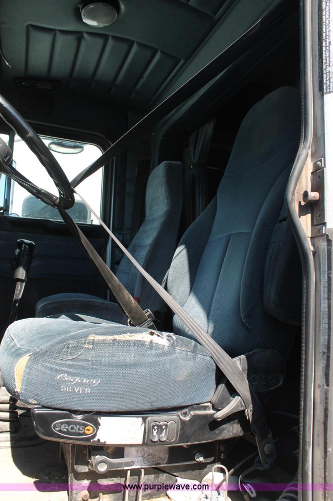 image for item J1446 1999 Peterbilt 377 semi truck