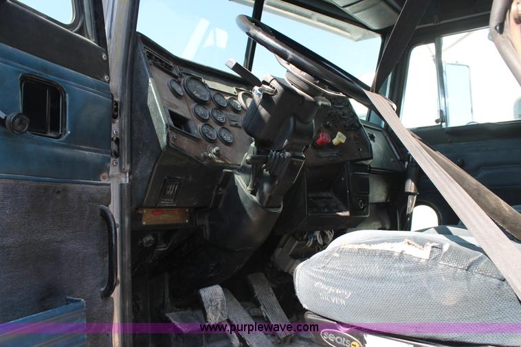 image for item J1446 1999 Peterbilt 377 semi truck