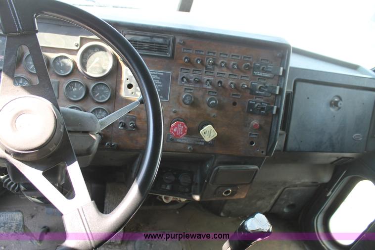 image for item J1446 1999 Peterbilt 377 semi truck