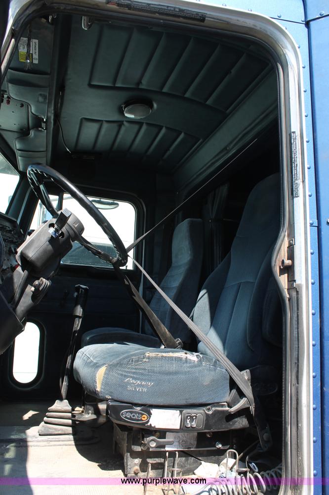 image for item J1446 1999 Peterbilt 377 semi truck