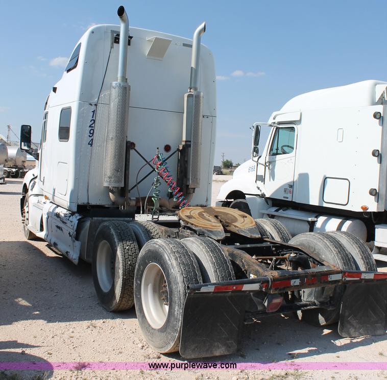 image for item J1447 2001 Peterbilt 387 semi truck