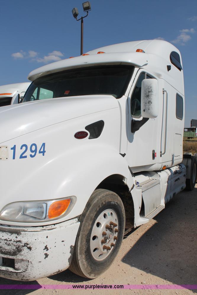 image for item J1447 2001 Peterbilt 387 semi truck