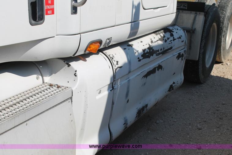 image for item J1447 2001 Peterbilt 387 semi truck