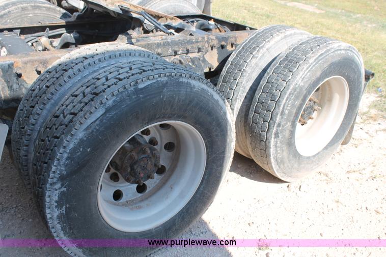 image for item J1447 2001 Peterbilt 387 semi truck