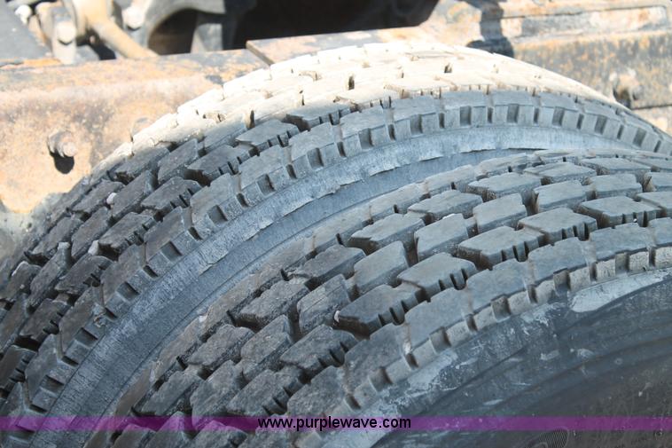 image for item J1447 2001 Peterbilt 387 semi truck