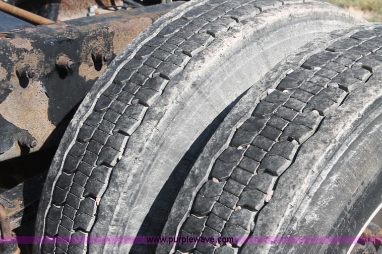 image for item J1447 2001 Peterbilt 387 semi truck