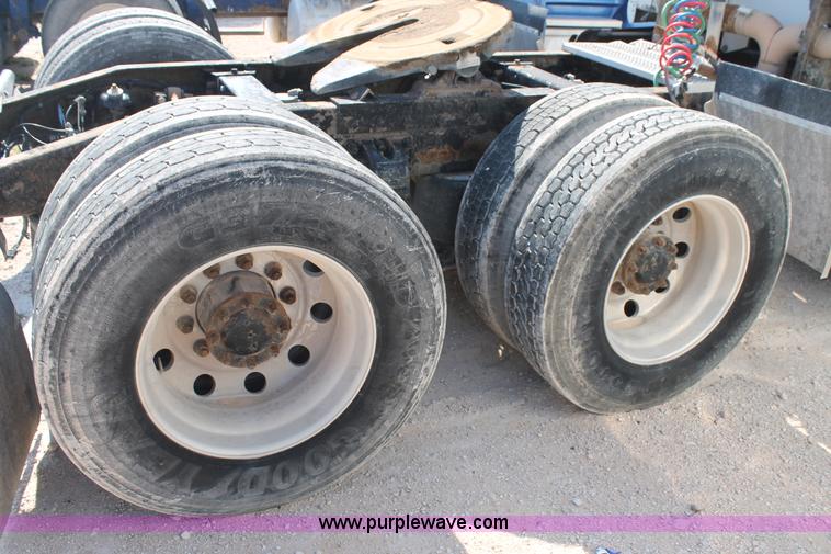 image for item J1447 2001 Peterbilt 387 semi truck