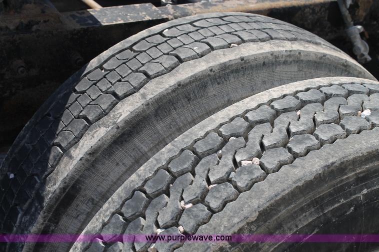 image for item J1447 2001 Peterbilt 387 semi truck