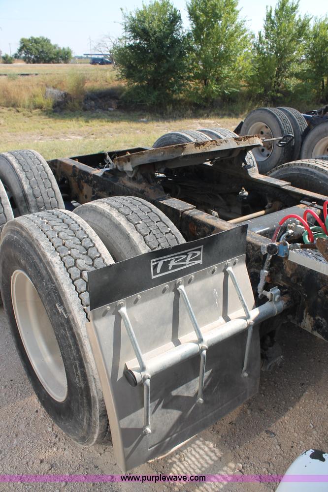 image for item J1447 2001 Peterbilt 387 semi truck