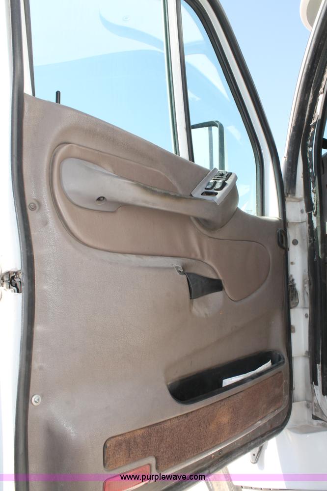 image for item J1447 2001 Peterbilt 387 semi truck