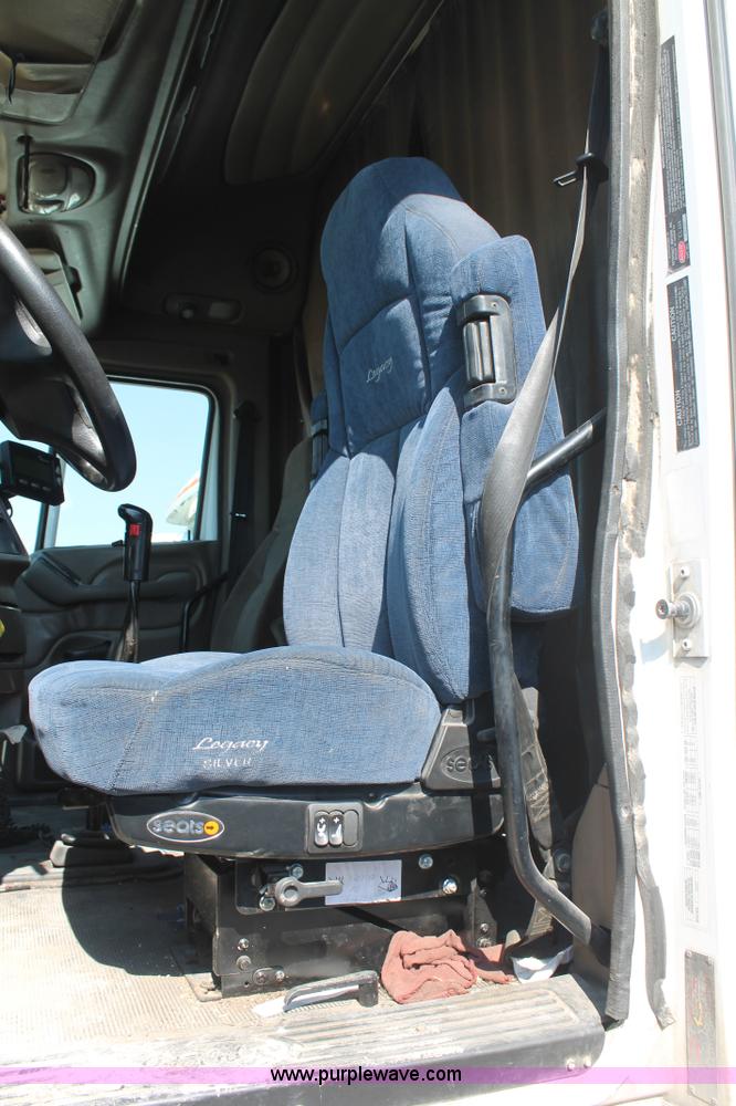 image for item J1447 2001 Peterbilt 387 semi truck