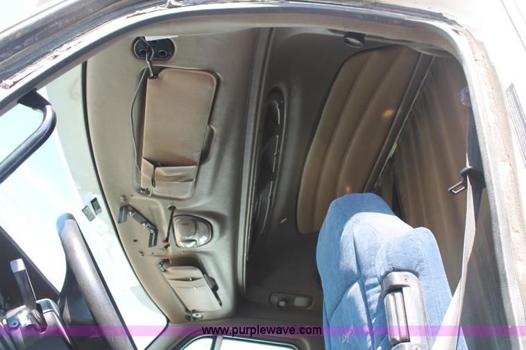 image for item J1447 2001 Peterbilt 387 semi truck