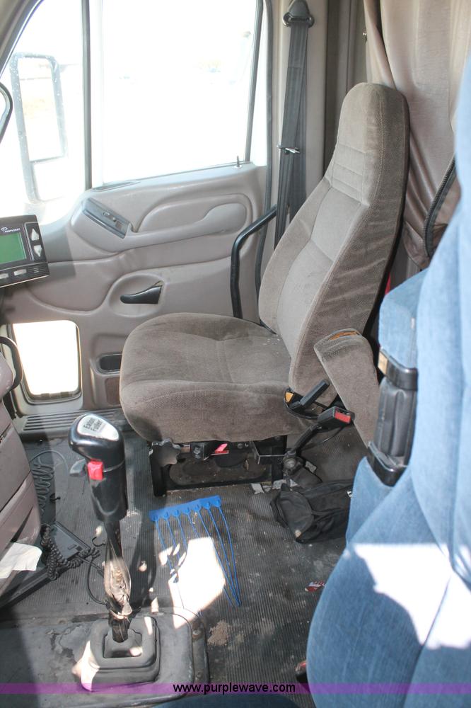 image for item J1447 2001 Peterbilt 387 semi truck