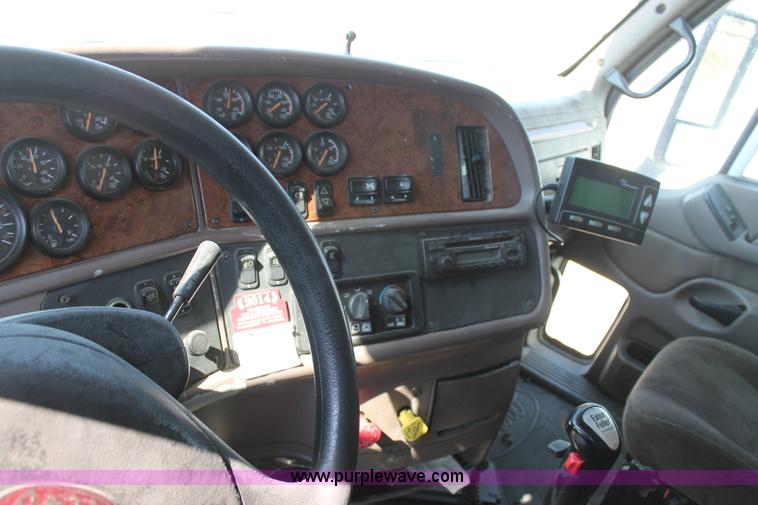 image for item J1447 2001 Peterbilt 387 semi truck